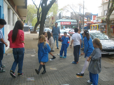 TALLER DE MONTEVIDEO: Baldosas de mosaico en la vereda del Taller de