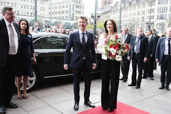  Prinz Frederik und Prinzessin Mary von Dänemark statten der Hansestadt Hamburg einen Besuch ab und werden auf dem Rathausmarkt empfangen.