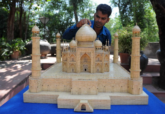فنان هندي يصنع نموذجاً لتاج محل من أعــواد الثقاب   Taj+Mahal+01