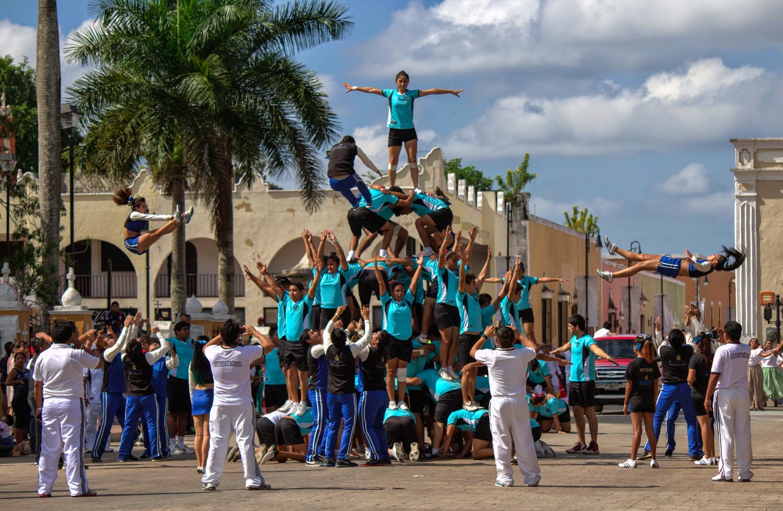 PIRÁMIDES Y TABLAS RÍTMICAS ARRANCAN LOS APLAUSOS / ESPECTACULAR DESFILE REVOLUCIONARIO DEL 20