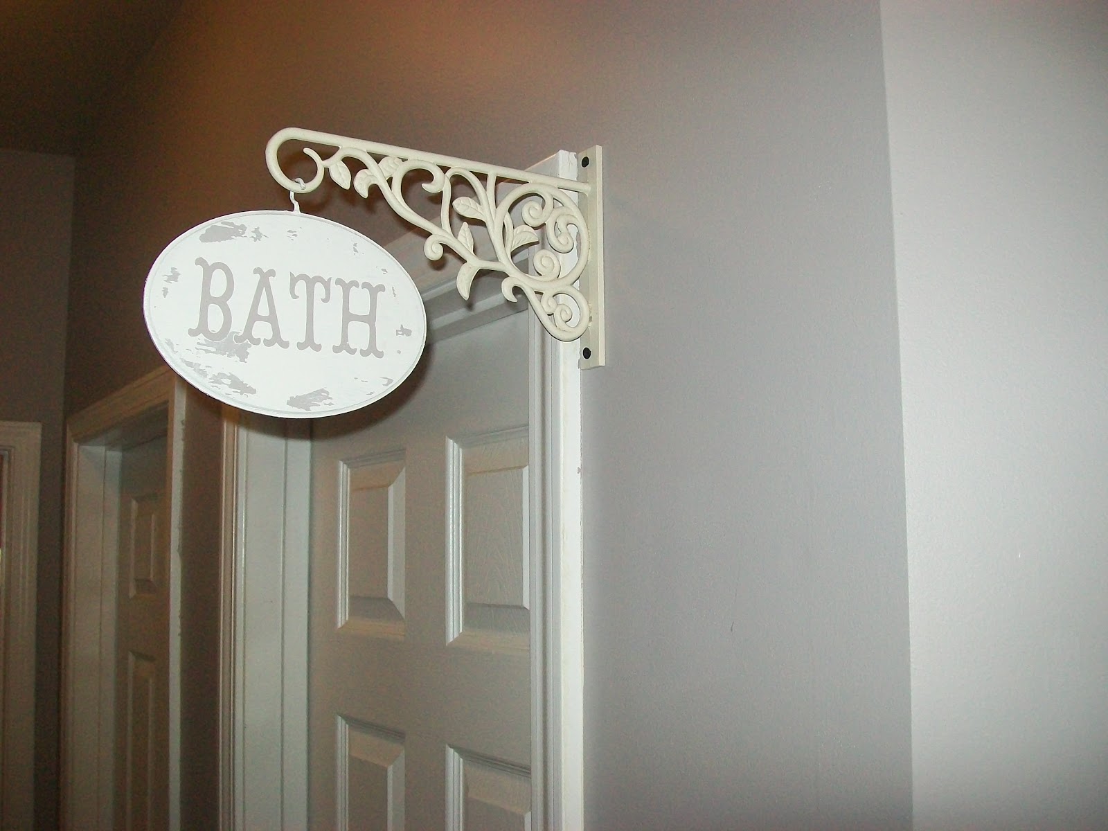 Deco Verde: Hanging Bath Sign for Guests