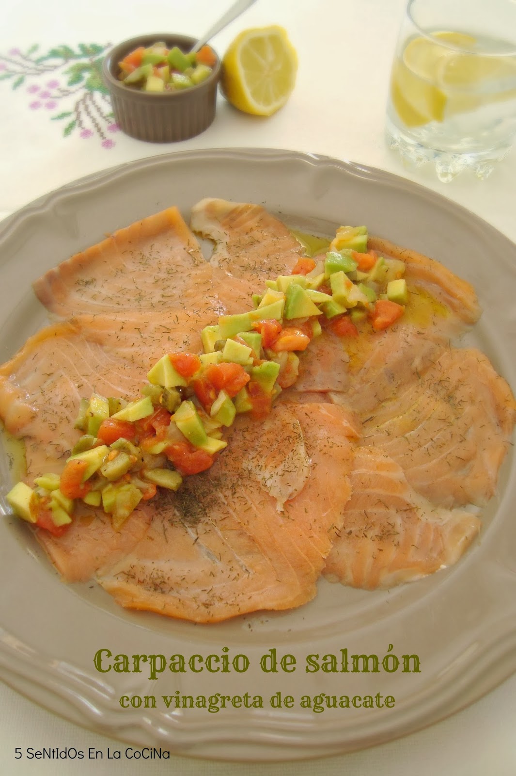 5 SeNtIdOs En La CoCiNa Carpaccio de salmón con vinagreta de aguacate