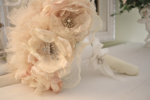  latest trend in bridal bouquets for vintage themed weddings 