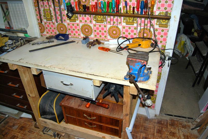 Esta Casa Es Una Ruina: Banco de trabajo, con puerta de nevera