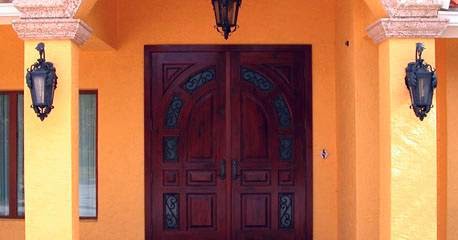 Arquitectura de Casas: Clásicas puertas de madera norteamericanas.