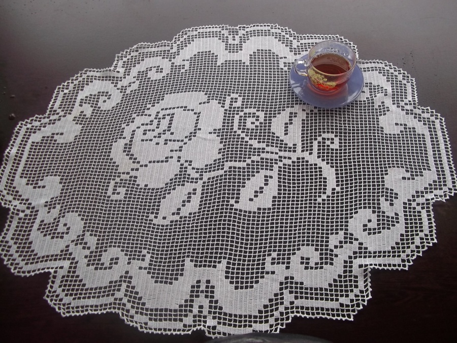 Naliya gül desenli yuvarlak dantel modeli