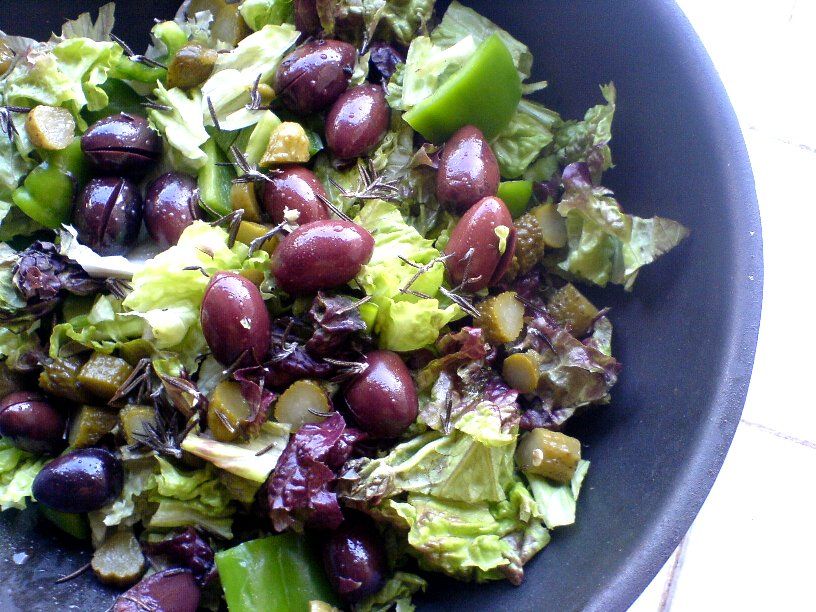 RAWk Me! Kalamata Olives, Lettuce, and Green Pepper Salad