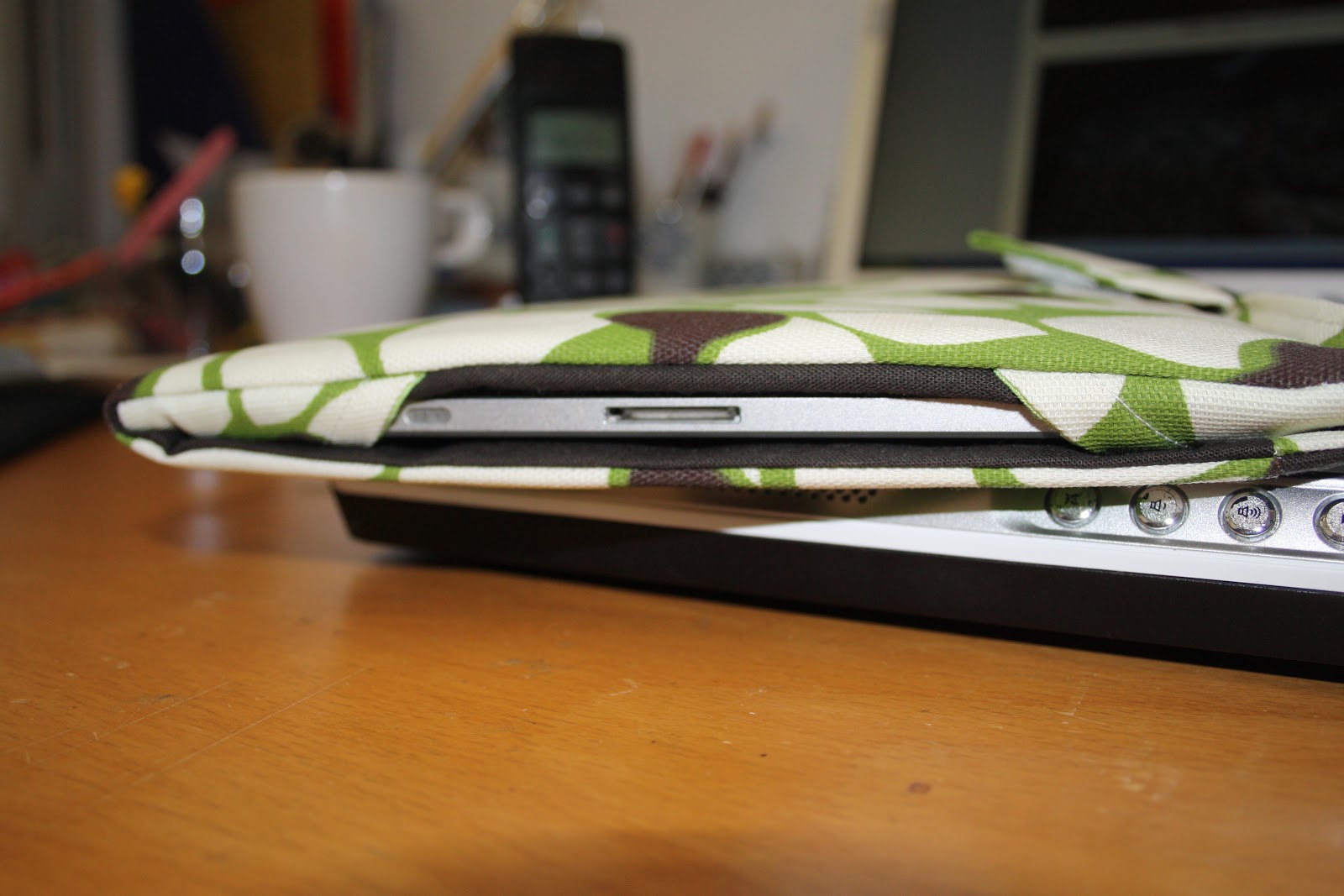 CraftLee CraftLee Fab Fabric iPad Cover