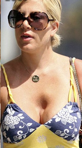 Tori Spelling Hairstyle Haircut Fashion.