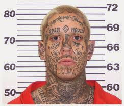 tiene tatuada toda la cara, foto de la policia