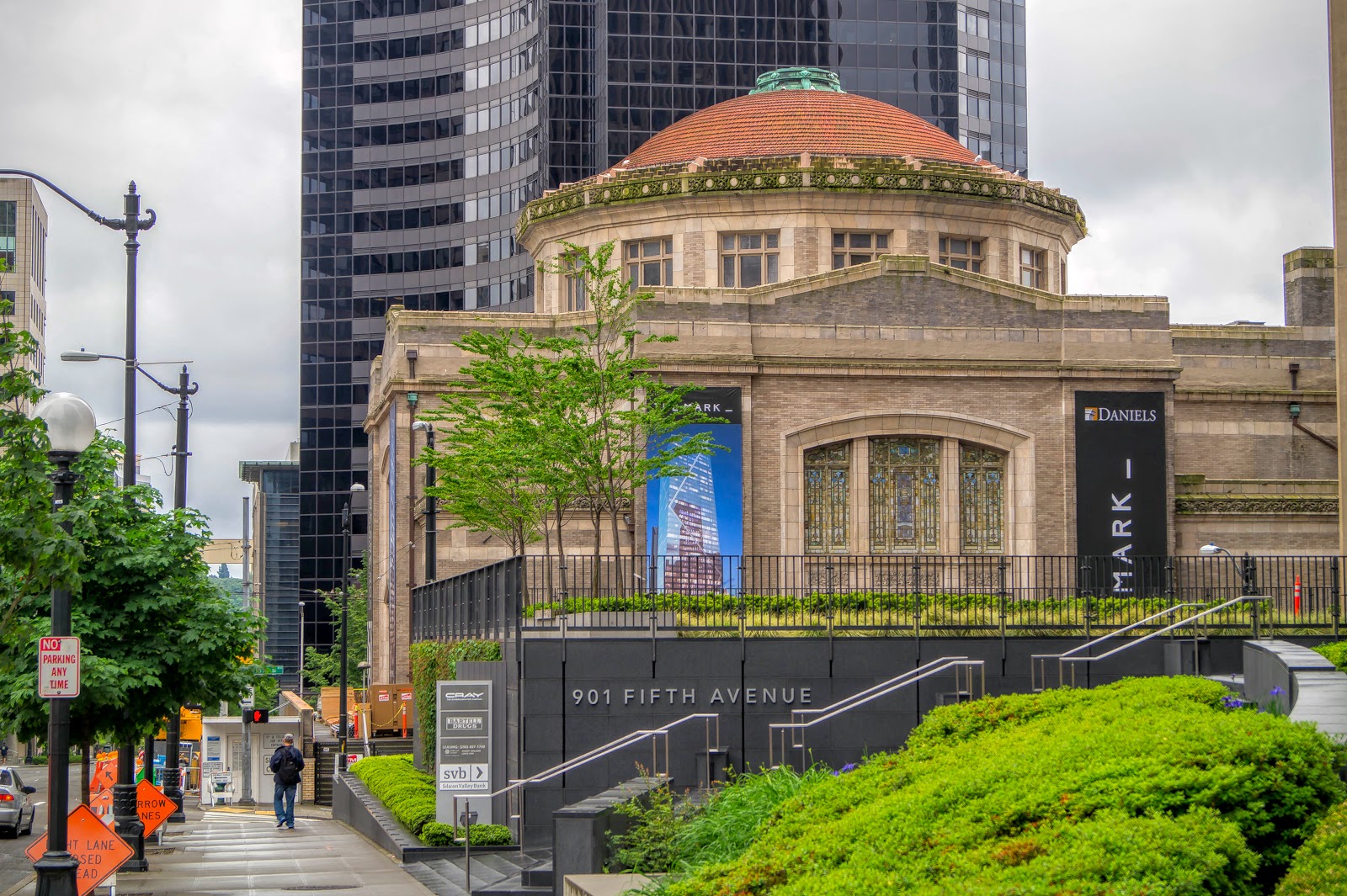 Под Коламбия-центром приютился концертный зал Дениэлс, построенный в 1908 году.