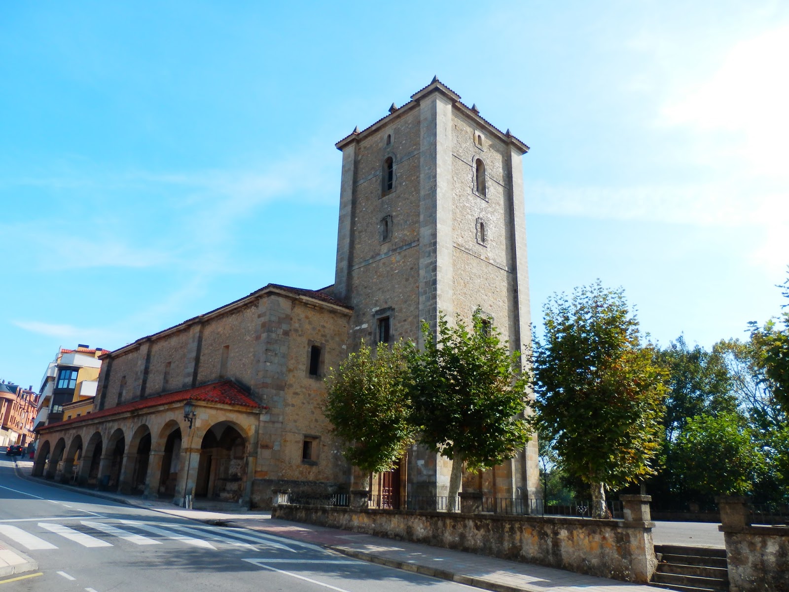 Xurde Morán LOS ZAPATEROS DE NOREÑA, LA IGLESIA Y EL CASTILLO (ASTURIAS)