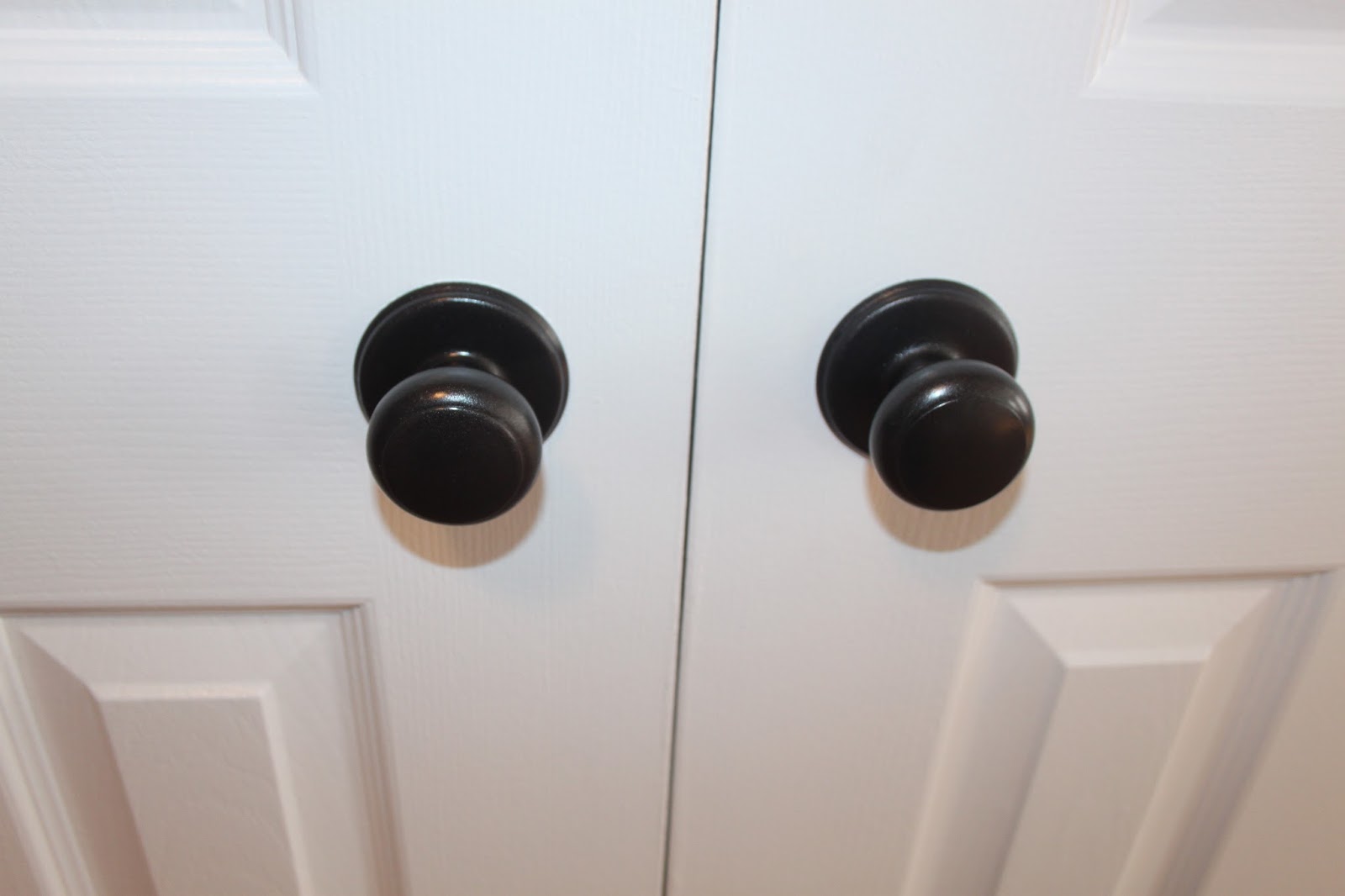 Beautiful Life Made Easy Spray paint your old door knobs and it'll
