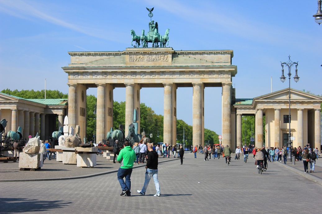 Til Schweiger Und Die Fluchtlinge Nackt Auf Die Strasse Um Flucht