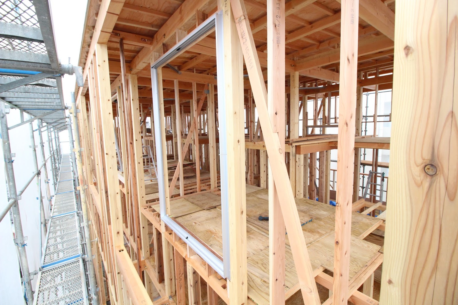 PIT HOUSE 建築プロセス 掃き出し窓の枠取り付け。