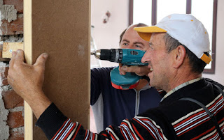 Fitting the door with a jamb Fitting the door with a jamb