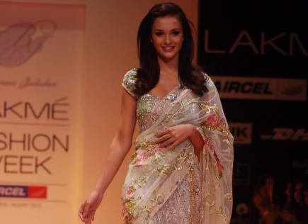 Amy Jackson in Saree Ramp Walk front pose - Amy Jackson walks the ramp for Bhairavi Jaikishan