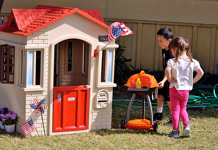 Little Tikes Cape Cottage Playhouse and Sizzle 'N Serve Grill