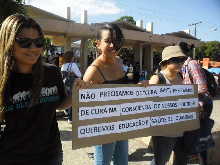 SEGUNDO MANIFESTANTES > GAY NÃO PRECISA DE CURA