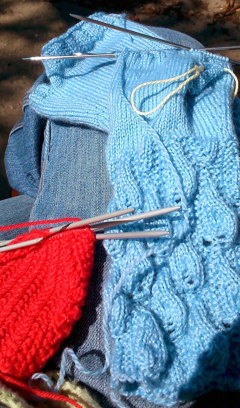 Mistea crafts: Sunshine, blue skies and knitting...