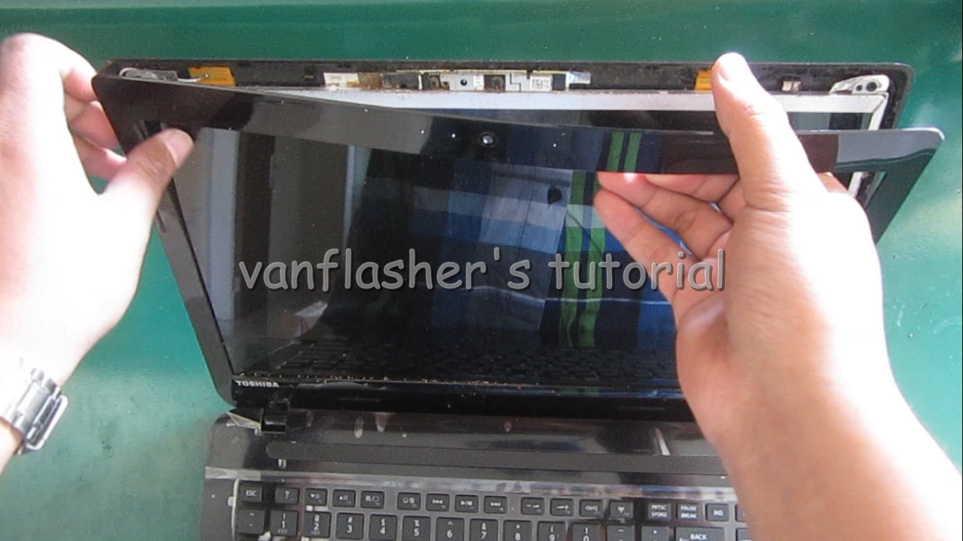 Melepas dan Mengganti Lcd Toshiba Satellite C40 Service Laptop Jogja
