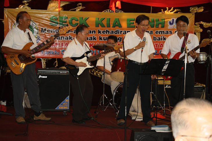 David Ku and Poh Leng singing Jit Pa Ban
