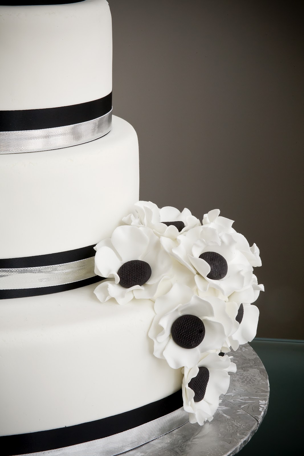 A Simple Cake Buttercream or Fondant? Which is Best For A Summer Wedding?