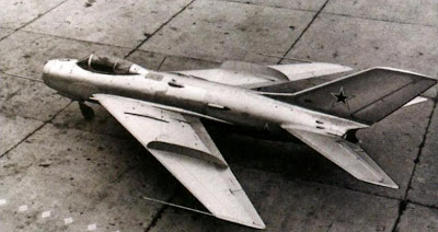 Первый прототип МиГ-19