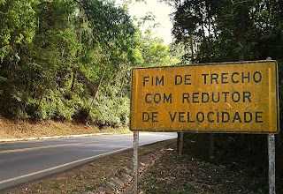 Fim de trecho com redutor de velocidade