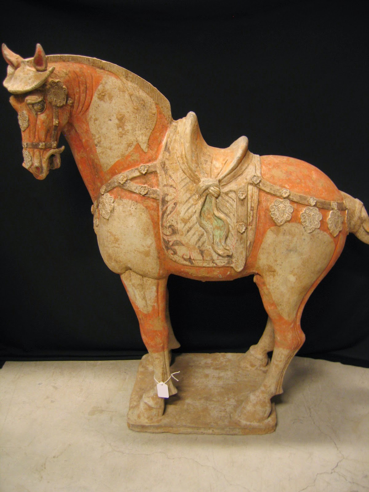 fatilour A FABULOUS & BIG TANG POTTERY HORSE.