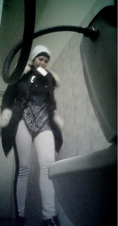 Русская красивая госпожа использует раба как унитаз в санузле