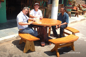 Conjunto de Mesa e Banquetas