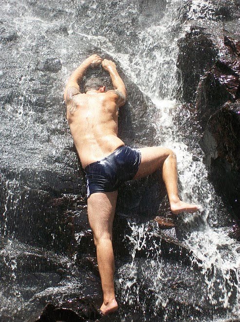 escalando uma cachoeira