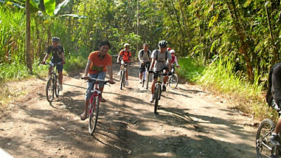 Meskipun jalanan rusak, tapi hijaunya vegetasi di sekitar jalur masih menghibur kami 