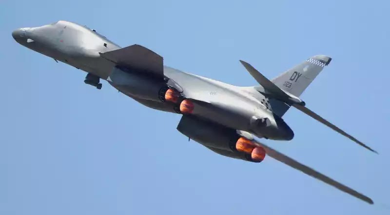 Δύο αμερικανικά βομβαρδιστικά B1-B πέταξαν πάνω από τη Βόρεια Κορέα Δύο αμερικανικά βομβαρδιστικά B1-B πέταξαν πάνω από τη Βόρεια Κορέα