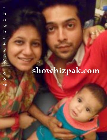 http://3.bp.blogspot.com/-2IPDVtQxT_s/U9TXpbsitSI/AAAAAAAAESg/MmCMoTt77Do/s1600/Fahad%20Mustafa%20With%20His%20Beautiful%20Wife%20And%20Daughter%20%5BUnseen%20Casual%20Family%20Pictures%5D%20(1).jpg