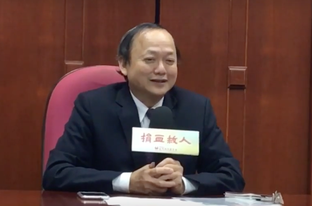 台灣血液基金會董事長葉金川,12日宣布辭去董事長一職,並聲稱是行政院施壓。 台灣血液基金會董事長葉金川,12日宣布辭去董事長一職,並聲稱是行政院施壓。