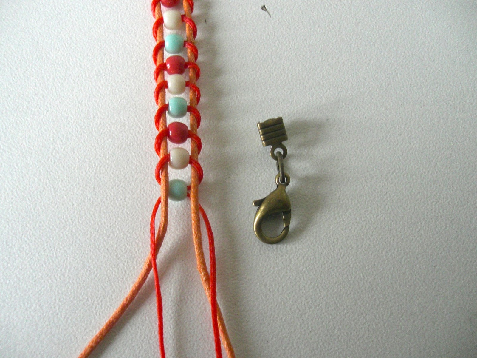 Pour réaliser ce joli bracelet tressé à perles, vous avez besoin de fil à broder, de perles à écraser (mais des perles de rocailles font l'affaire), d'une aiguille fine et d'un peu d'adhésif. Petit Bracelet Acidule A Faire Soi Meme Typebraceletscom