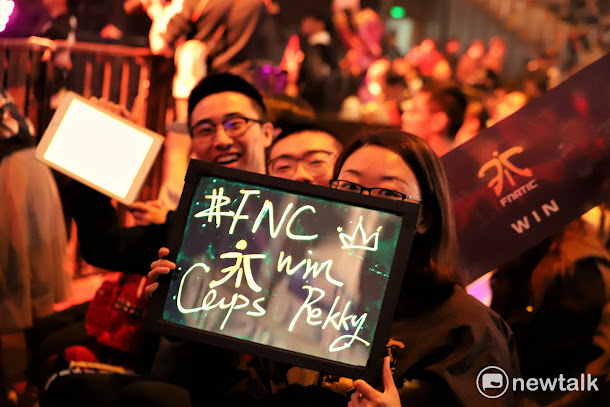 FNC終於拿下此次世界賽的第一勝,暫時保住希望。 FNC終於拿下此次世界賽的第一勝,暫時保住希望。