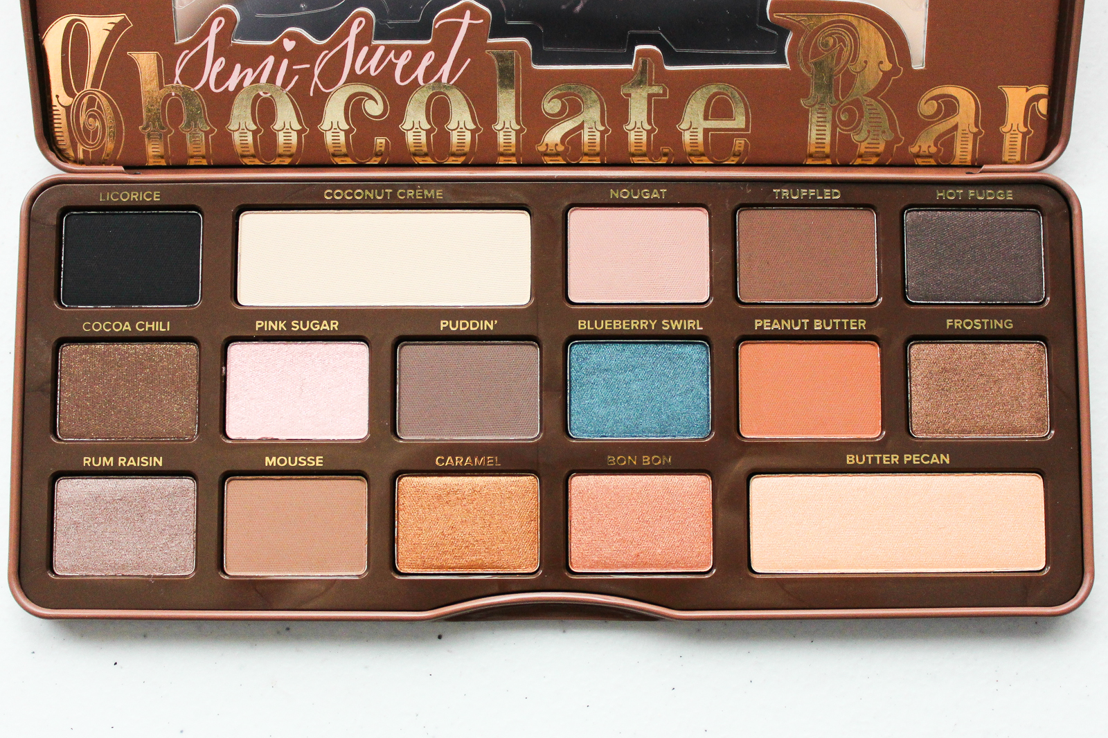 3.bp.blogspot.com/-2QVcfiVN-ac/VJJFCoBlqLI/AAAAAAAABfY/_0x5ypAkk7w/s1600/too-faced-semi-sweet-chocolate-bar-palette-review-swatches-6.png