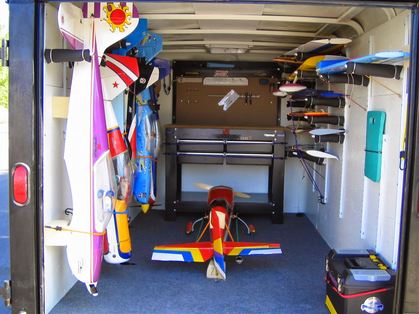 Guardar aviões na pista Aeromodelismo é Assim