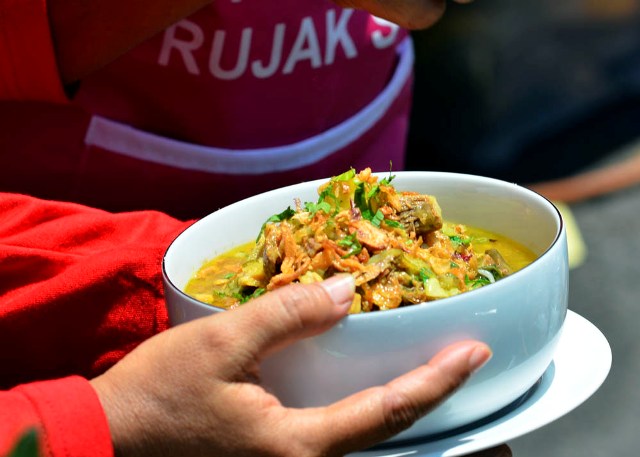 Yang Unik Nikmat Dari Banyuwangi Rujak Soto Beritametrolima Com