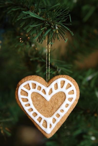 GINGERBREAD WOOD COOKIE HANGING ORNAMENT "Smells Like Christmas " Hand Painted 
