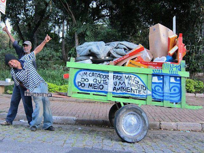 Catador de lixo para reciclagem.