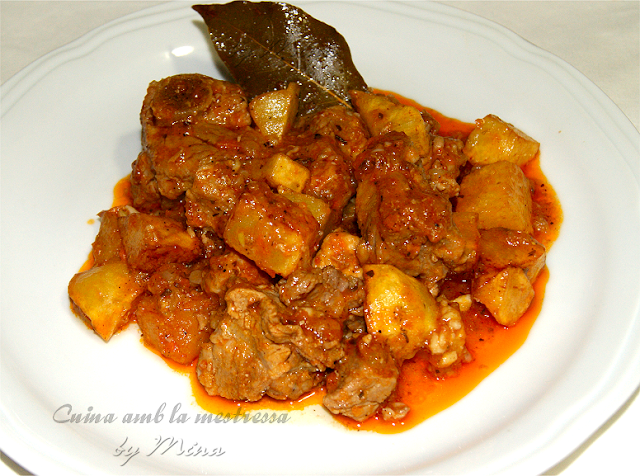 Guiso de magro y costillas, con patatas al ajo...