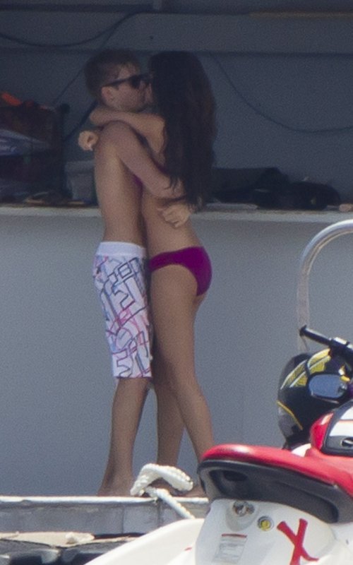 justin bieber selena gomez kissing beach. justin bieber and selena gomez