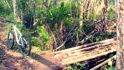 Setelah hari sebelumnya hujan, jalanan menjadi basah. Skill handling diperlukan untuk melalui trek ini. 