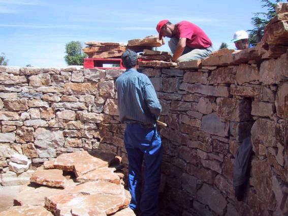 El Maestro De Obras Xavier Valderas Construir Un Muro De Piedras
