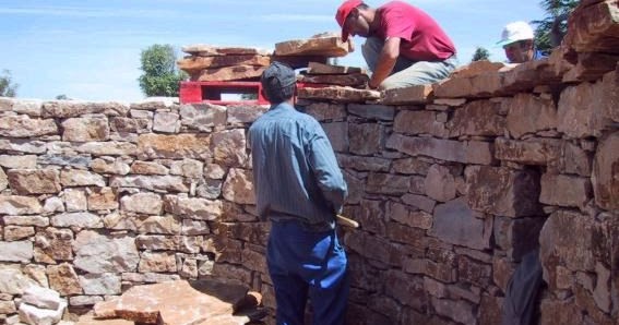 El Maestro De Obras Xavier Valderas Construir Un Muro De Piedras