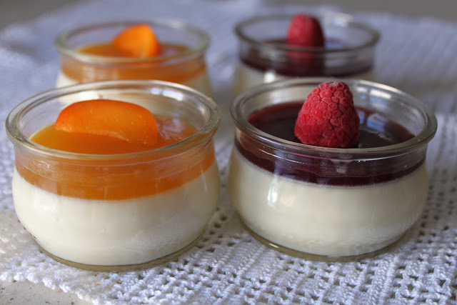 PANNACOTTA DE CHOCOLATE BLANCO CON COULIS DE MELOCOTÓN O FRAMBUESAS